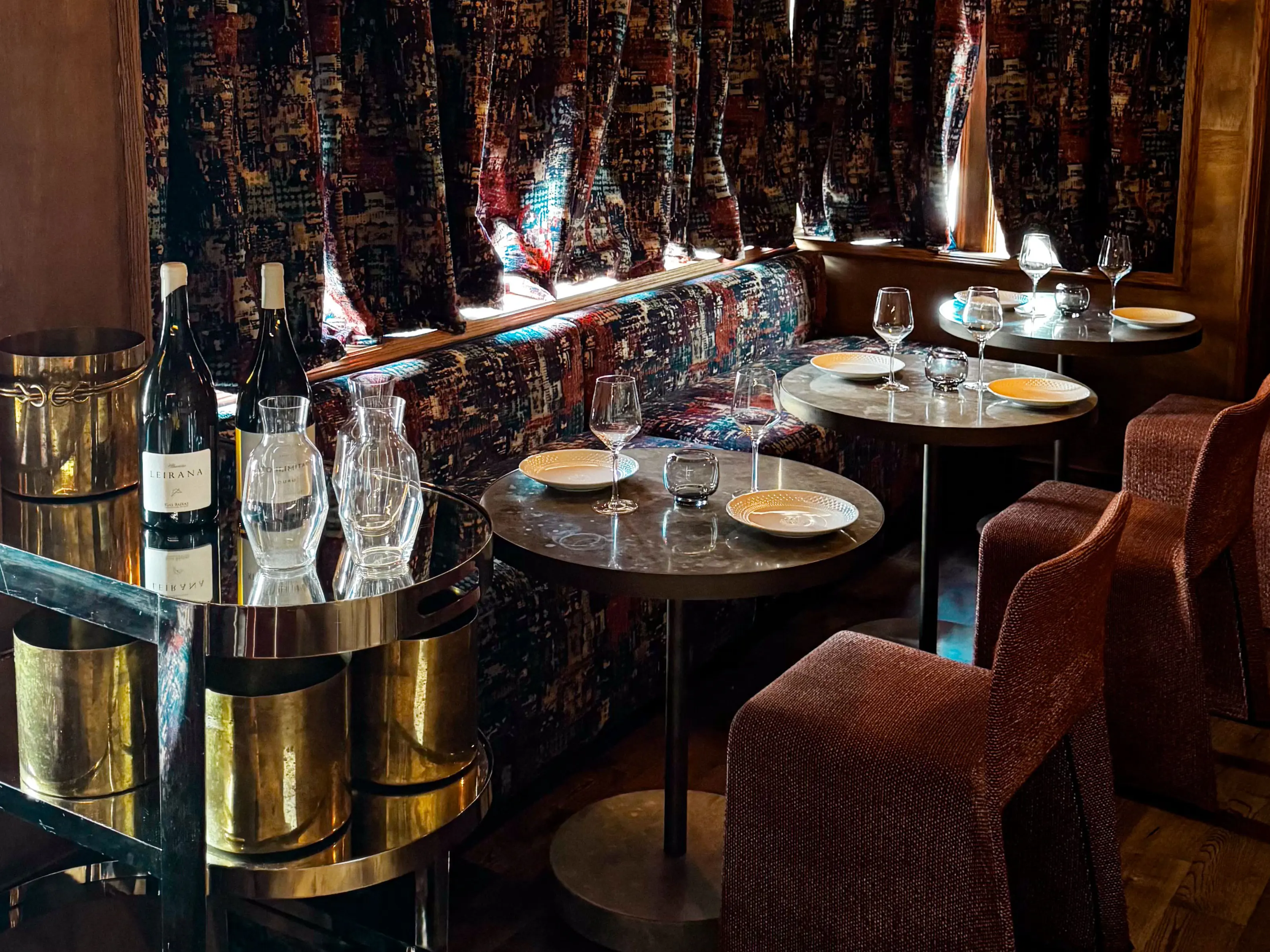 Lolo y Lola wine bar interior.